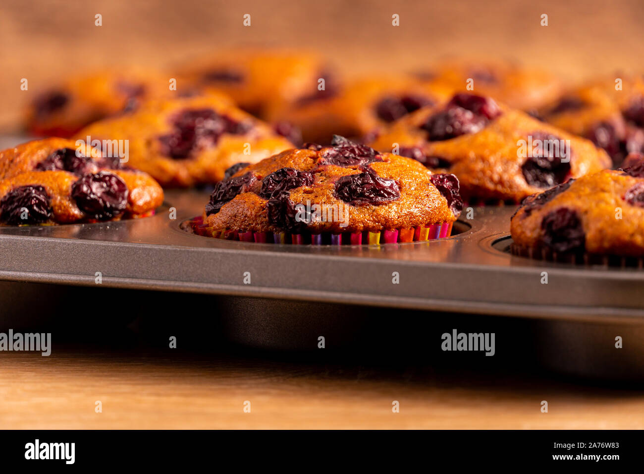 Ein Tablett mit gebackener Banane - Kirsch mundgerechte Muffins mit einem bunten Muffinförmchen Stockfoto