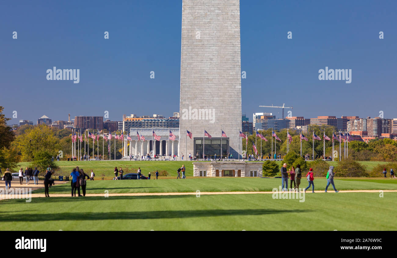 WASHINGTON, DC, USA - Washington Monument und Menschen zu Fuß auf der National Mall. Stockfoto