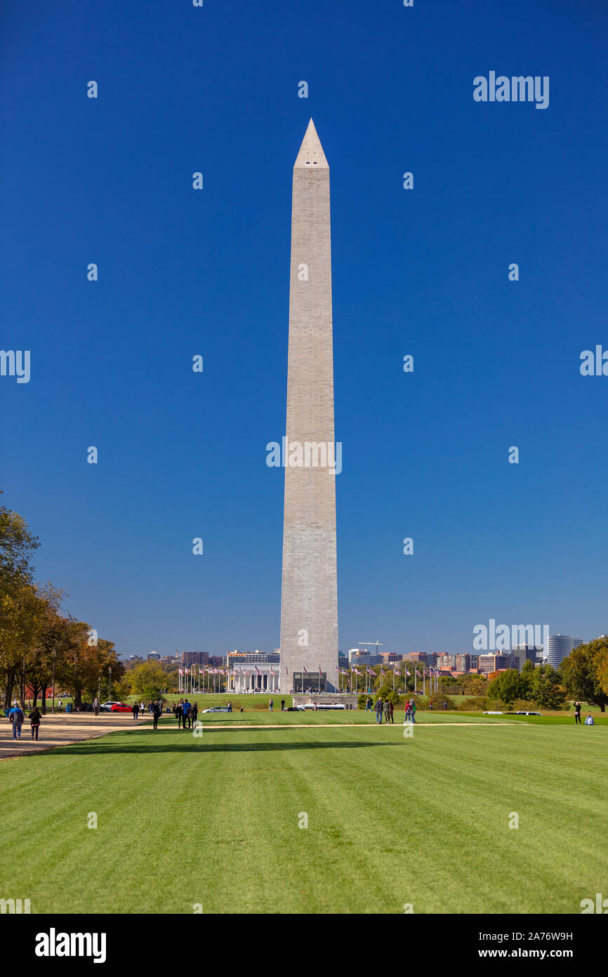 WASHINGTON, DC, USA - Washington Monument und Menschen zu Fuß auf der National Mall. Stockfoto