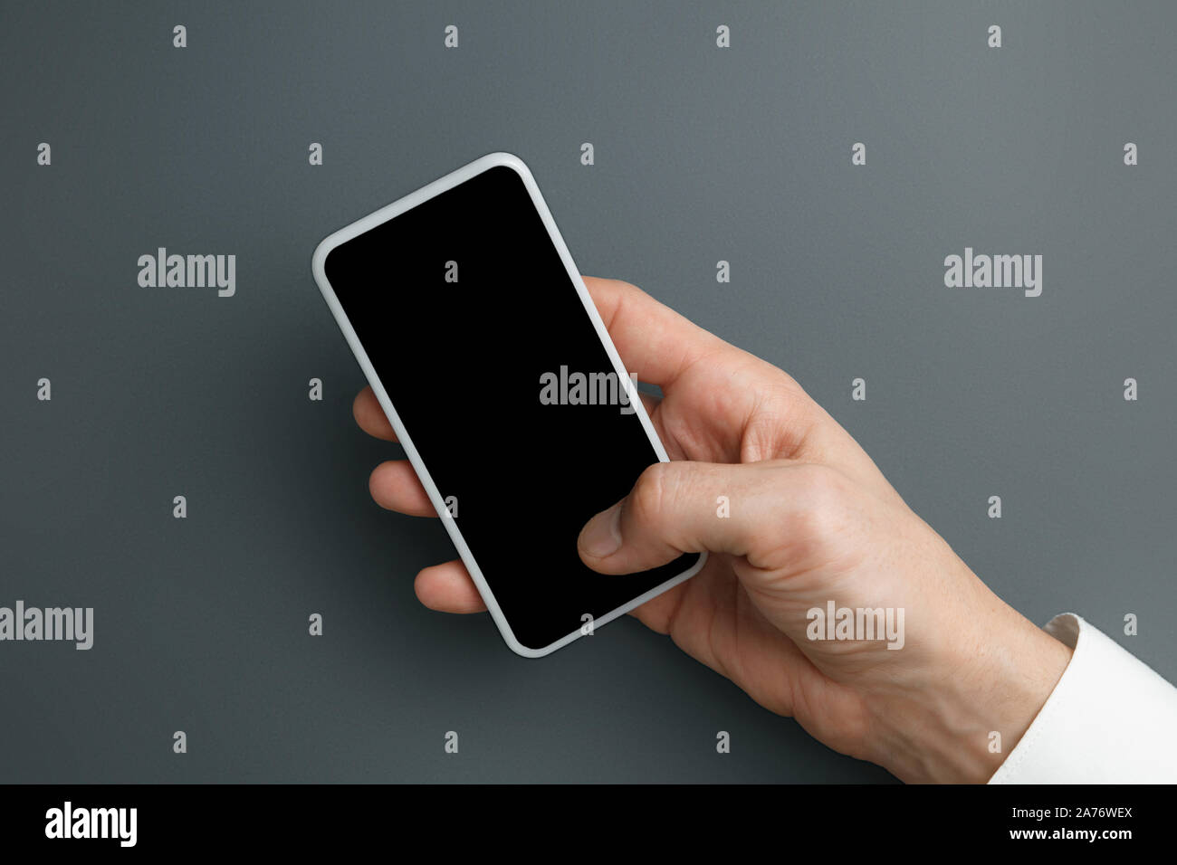 Männliche hand Smartphone mit leeren Bildschirm auf grauem Hintergrund für Text oder Design. Blank gadget Vorlagen für Kontakt oder den Einsatz in Unternehmen. Finanzen, Büro, Einkäufe. Mock up. Copyspace. Stockfoto