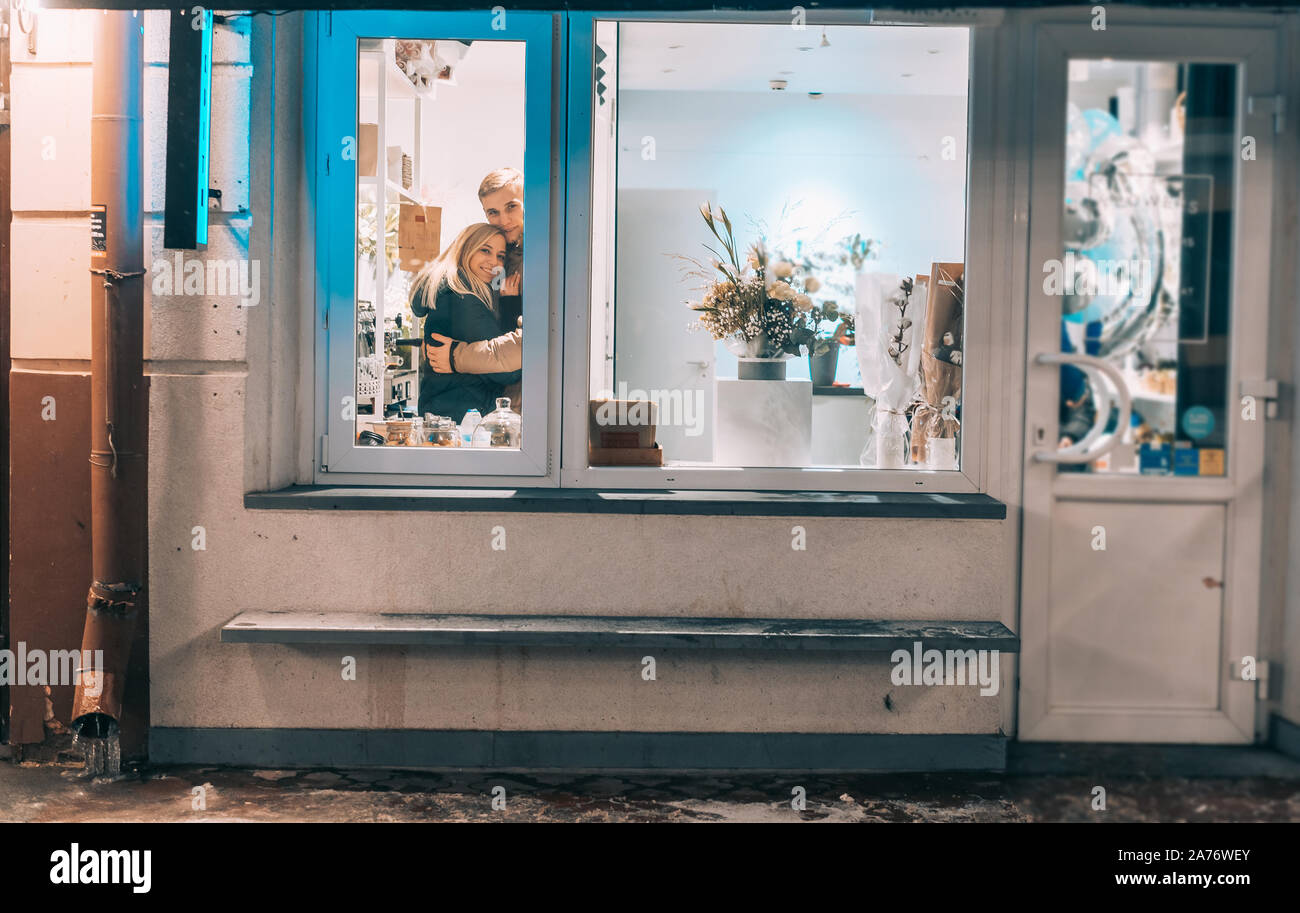 Foto durch das Fenster. Junges Paar im Cafe mit stilvollem Interieur Stockfoto