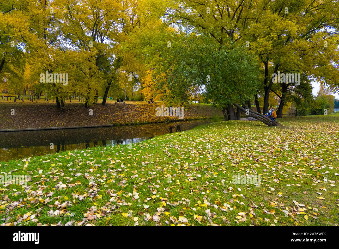 Minsk, Weißrussland - Oktober, 13, 2019: Fluss Swislotsch und Herbst Stadtbild von Bezirk Nyamiha in der Innenstadt von Minsk, Weißrussland Stockfoto