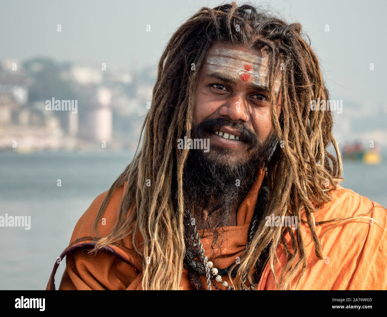 Ein sadhu auf dem Ganges River Boat. Stockfoto