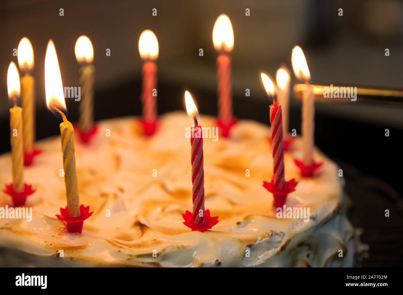 Jahrestag Feier Kuchen in der Wachs Kerzen mit Hilfe eines Feuerzeugs angezündet werden. Stockfoto