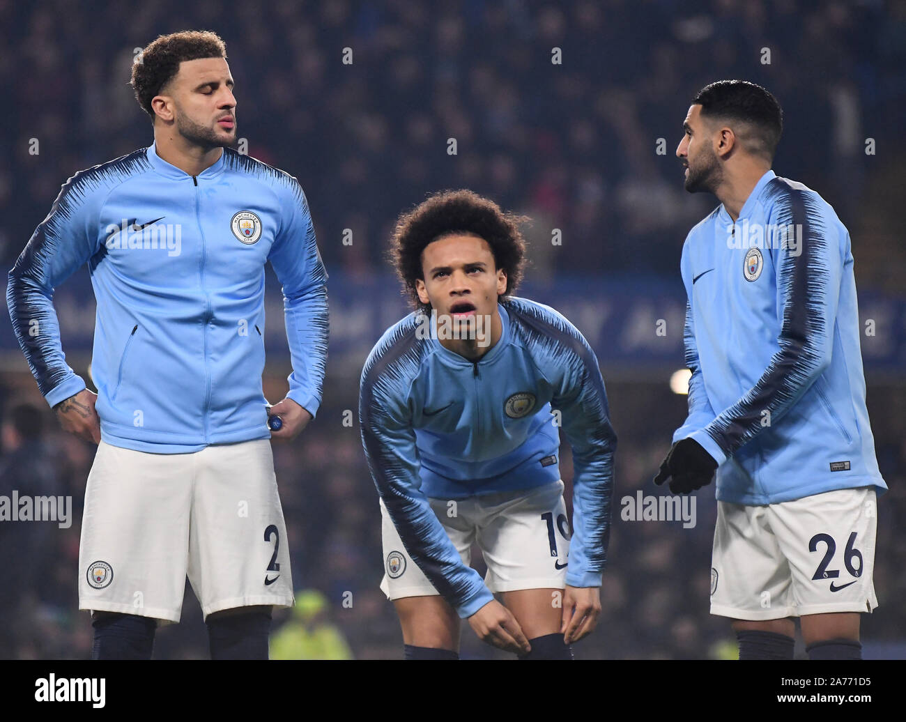 LONDON, ENGLAND - Dezember 8, 2018: Kyle Walker von der Stadt (L), Leroy Sane der Stadt (C) und Riad Mahrez der Stadt (R) im Bild vor der 2018/19 Premier League Spiel zwischen dem FC Chelsea und Manchester City an der Stamford Bridge. Stockfoto