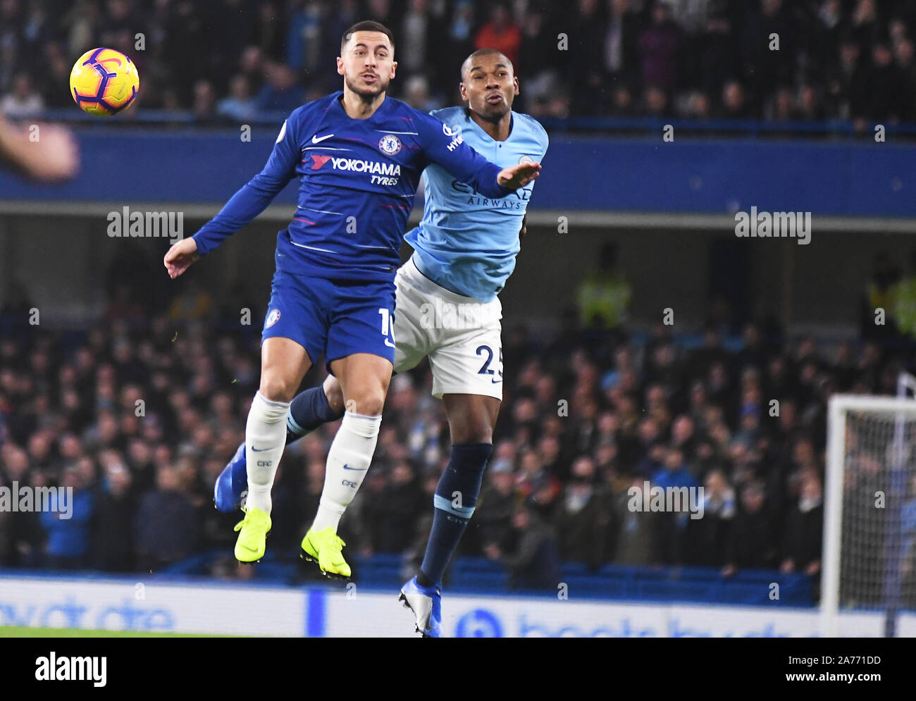 LONDON, ENGLAND - Dezember 8, 2018: Eden Hazard von Chelsea (L) und Fernando Luiz Roza (fernandinho) der Stadt (R) dargestellt, während die 2018/19 Premier League Spiel zwischen dem FC Chelsea und Manchester City an der Stamford Bridge. Stockfoto