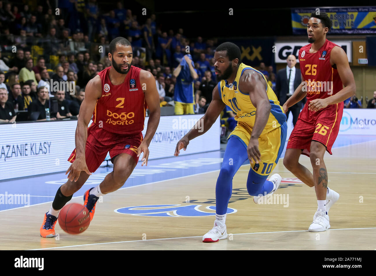 Aaron Harrison (2), Benjamin Emelogu (10) und Ben Moore (26) sind in der Tätigkeit während der 7 Tage EuroCup Gruppe D Match zwischen Asseco Arka Gdynia und Galatasaray Doga Sigorta Istanbul in Gdynia (Endstand; Arka Gdynia 78:83 Galatasaray Doga Sigorta Istanbul) Stockfoto