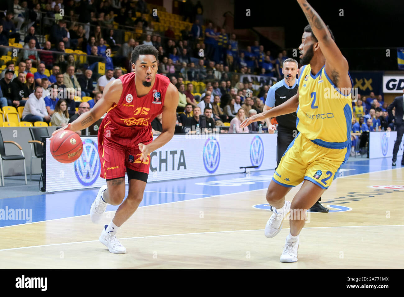 Ben Moore (26) und Leyton Hammonds (2) sind in der Tätigkeit während der 7 Tage EuroCup Gruppe D Match zwischen Asseco Arka Gdynia und Galatasaray Doga Sigorta Istanbul in Gdynia (Endstand; Arka Gdynia 78:83 Galatasaray Doga Sigorta Istanbul) Stockfoto