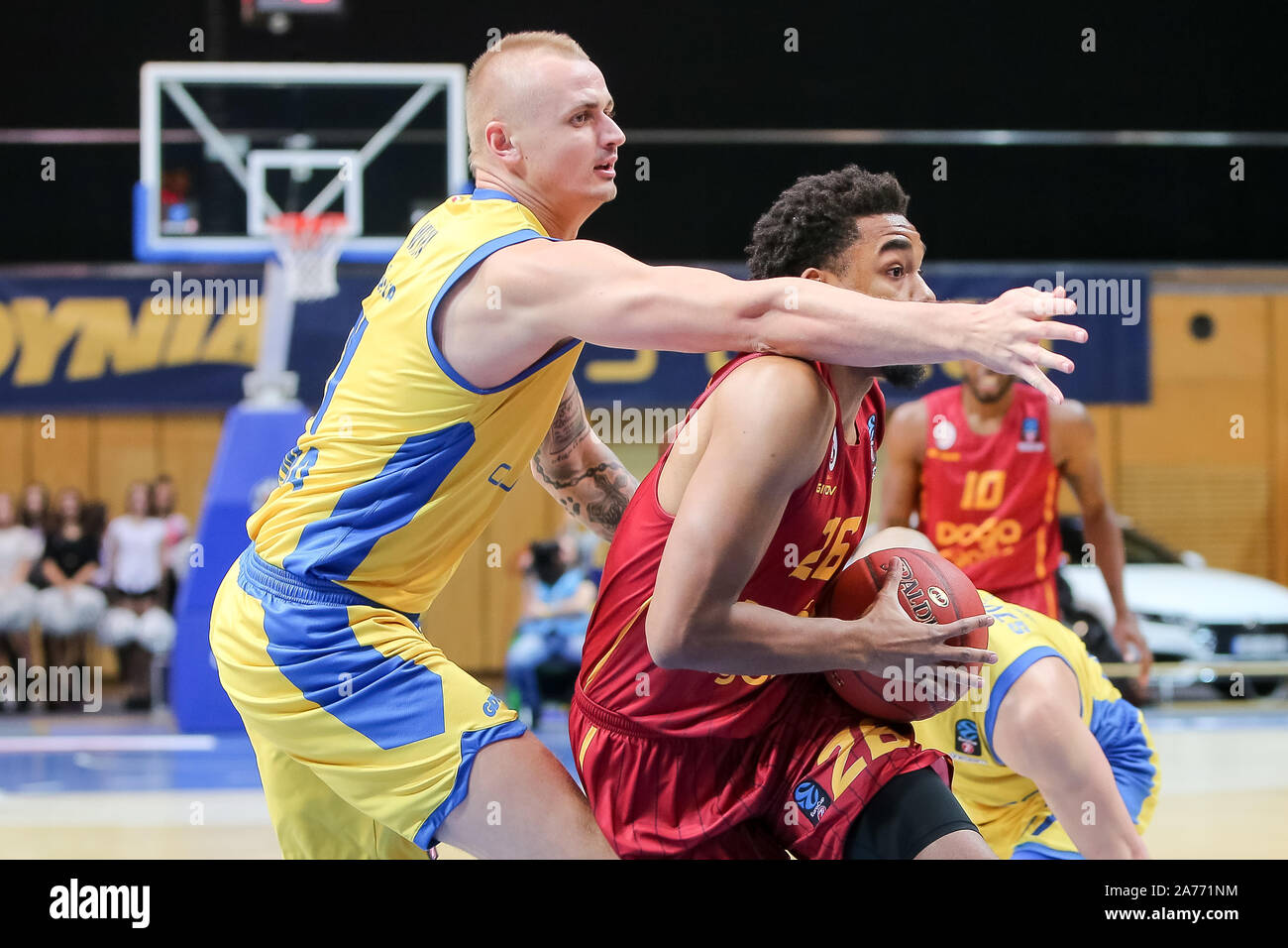 Dariusz Wyka (91) und Ben Moore (26) sind in der Tätigkeit während der 7 Tage EuroCup Gruppe D Match zwischen Asseco Arka Gdynia und Galatasaray Doga Sigorta Istanbul in Gdynia (Endstand; Arka Gdynia 78:83 Galatasaray Doga Sigorta Istanbul) Stockfoto