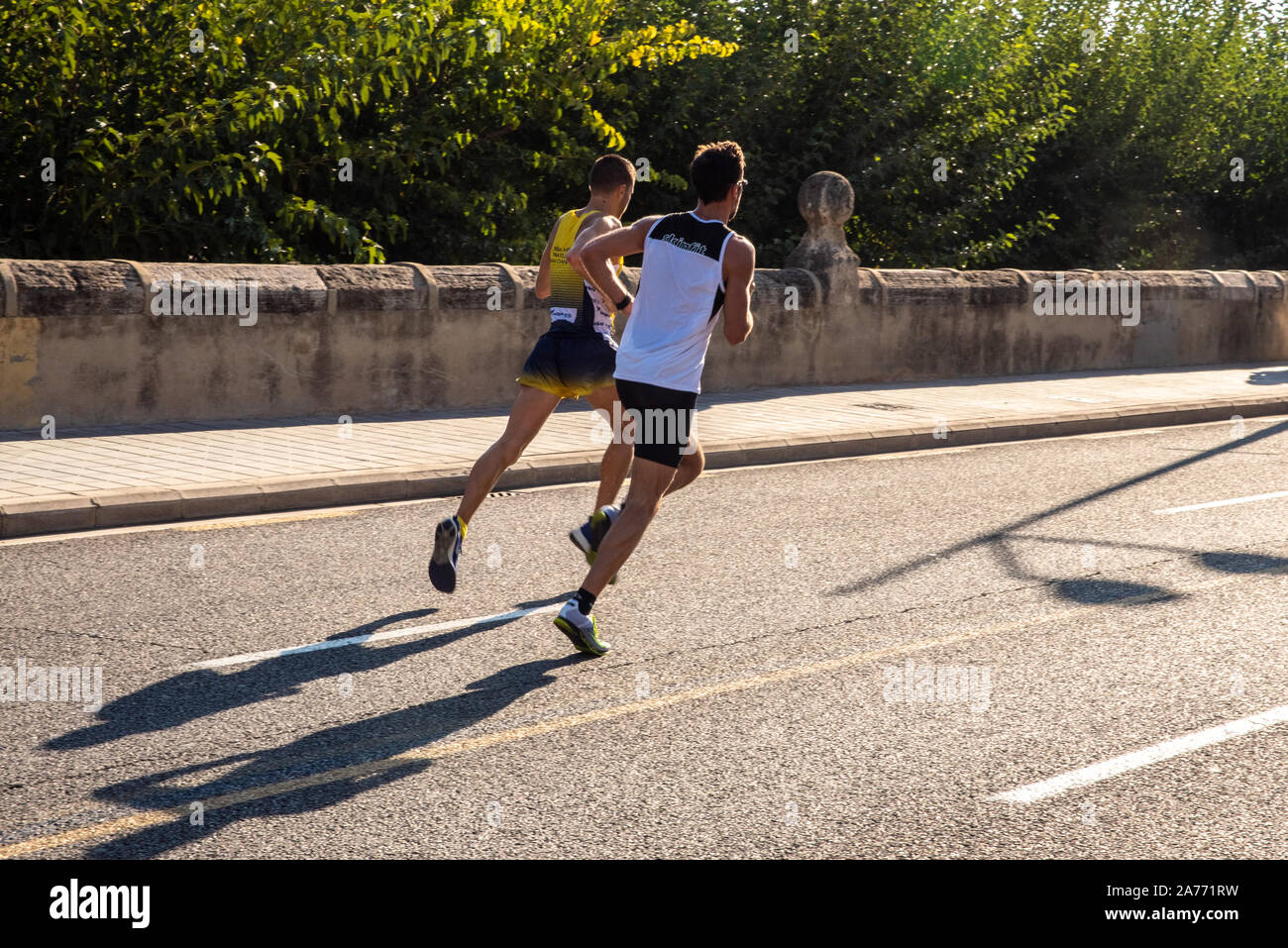 Valencia, Spanien - 27. Oktober 2019: Teilnehmer an einem Halbmarathon Rennen auf dem Asphalt der Stadt Valencia. Stockfoto