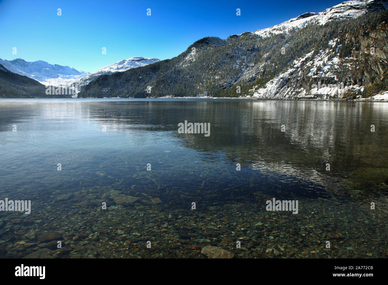 St. Moritz, Switzerand mit Blick auf den See und die verschneiten Berge Stockfoto