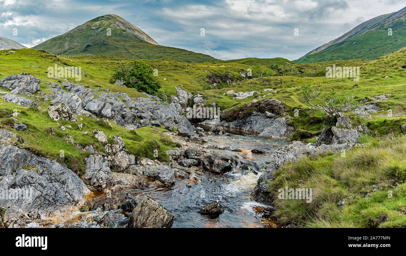 Highland Berg und Bach, Isle of Skye Stockfoto
