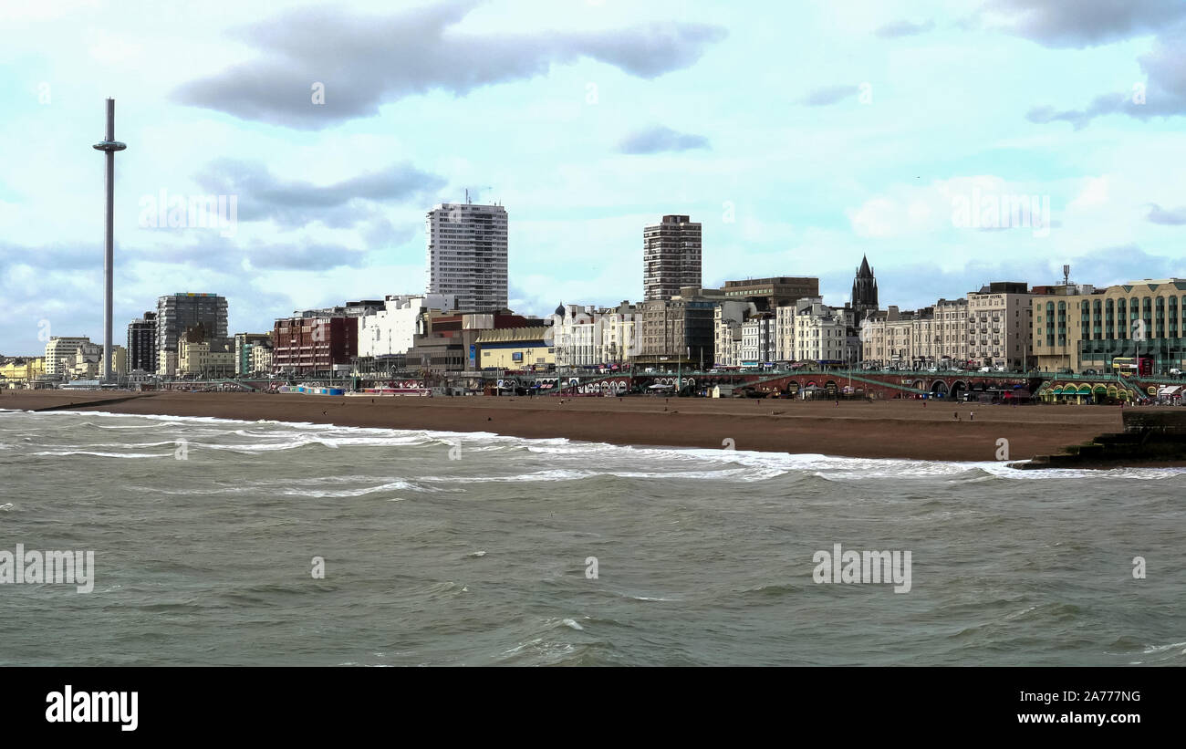 Direkt am Meer in Richtung der i360 Turm aus Brighton Pier in England suchen Stockfoto