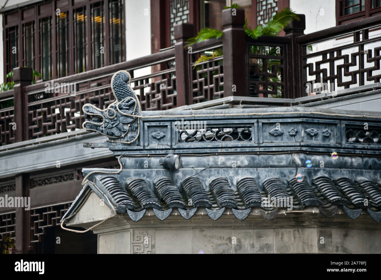 Stadt Gottes Tempel von Shanghai (China). Detail der paifang im Haupteingang Stockfoto