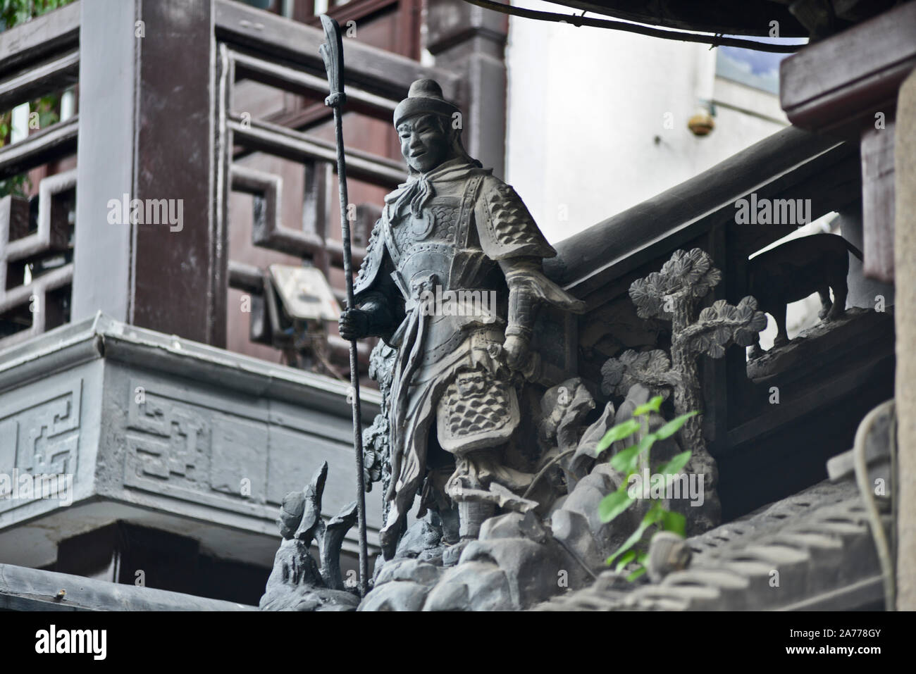 Stadt Gott Tempel von Shanghai (China). Skulptur eines Soldaten auf dem Dach Stockfoto