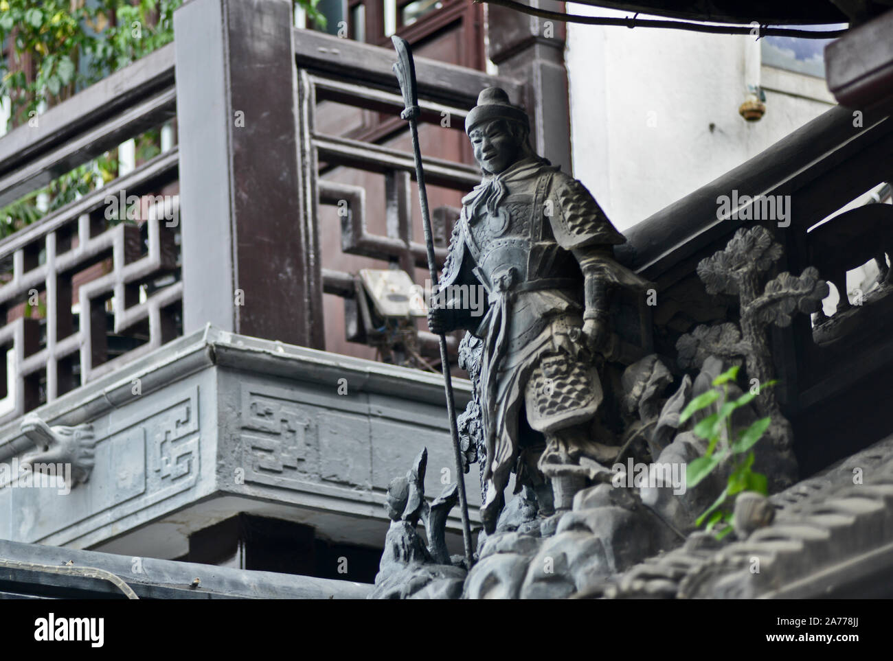 Stadt Gottes Tempel von Shanghai (China). Skulptur eines Soldaten Stockfoto