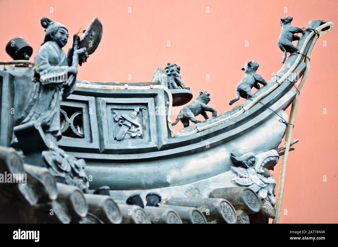 Stadt Gottes Tempel von Shanghai (China). Detail der paifang im Haupteingang Stockfoto