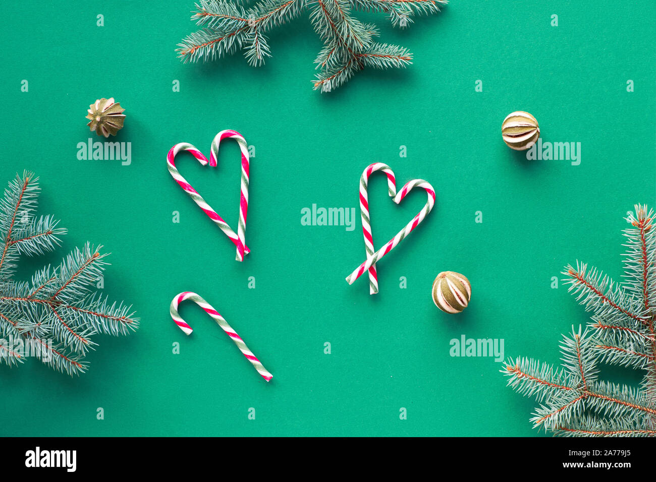 Kreative Weihnachten mit Tanne Zweige legen, Zuckerstangen angeordnet, wie Herzen und trockenen Kalk Früchte. Null Abfall Weihnachten Hintergrund ohne Kunststoff. Stockfoto