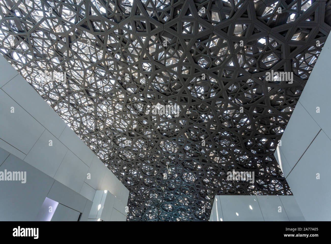 Innerhalb der Web gemusterten Kuppel, die die Sonne durch das Image Erstellen einer Date palm in einer Oase ermöglicht, in Abu Dhabi, VAE, Vereinigte Arabische Emi Stockfoto