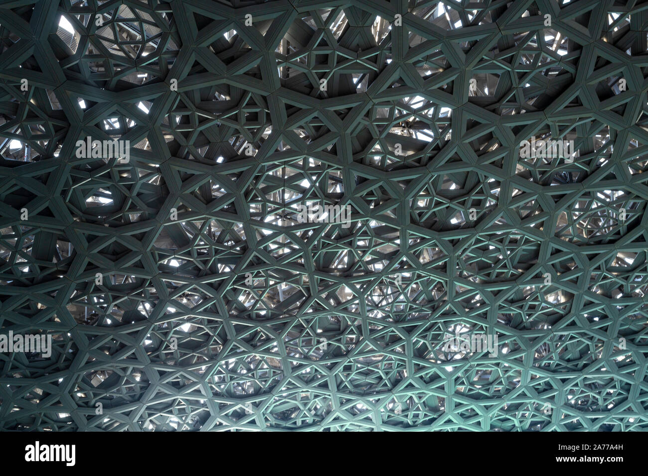 Innerhalb der Web gemusterten Kuppel, die die grüne Farbe des Persischen Golfs Gewässer, in Abu Dhabi, VAE, Vereinigte Arabische Emirate Stockfoto