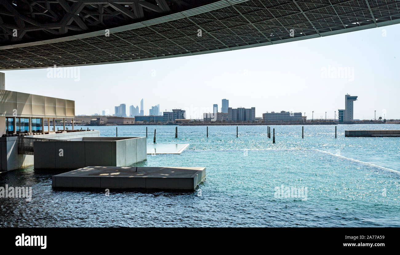 Blick auf die Abu Dhabi City von der Rückseite des Louvre Abu Dhabi Museum Stockfoto