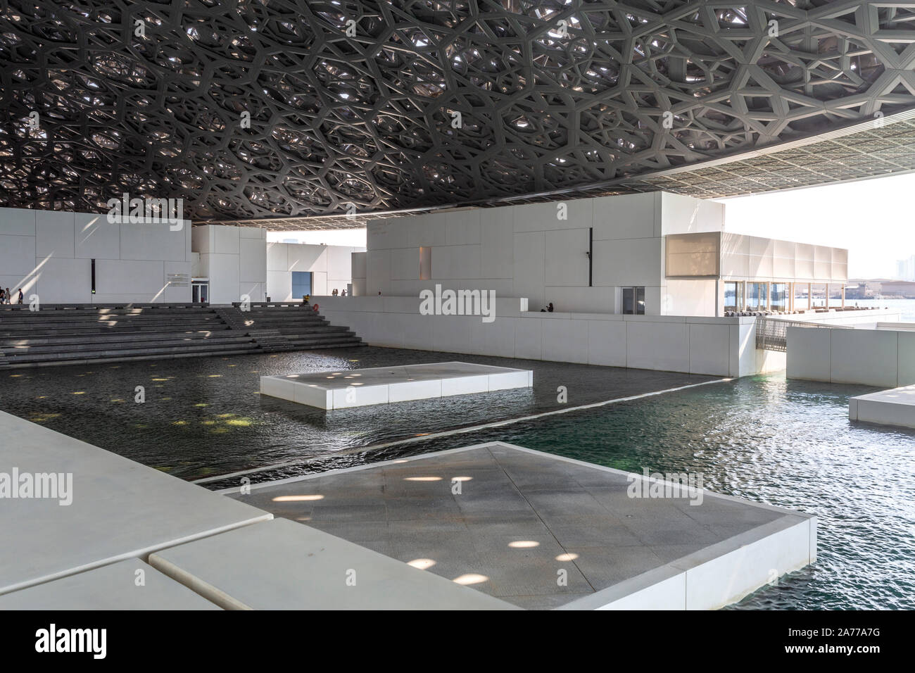 Blick auf die aquatische Amphitheater unter web Kuppel des Louvre Abu Dhabi Museum Stockfoto
