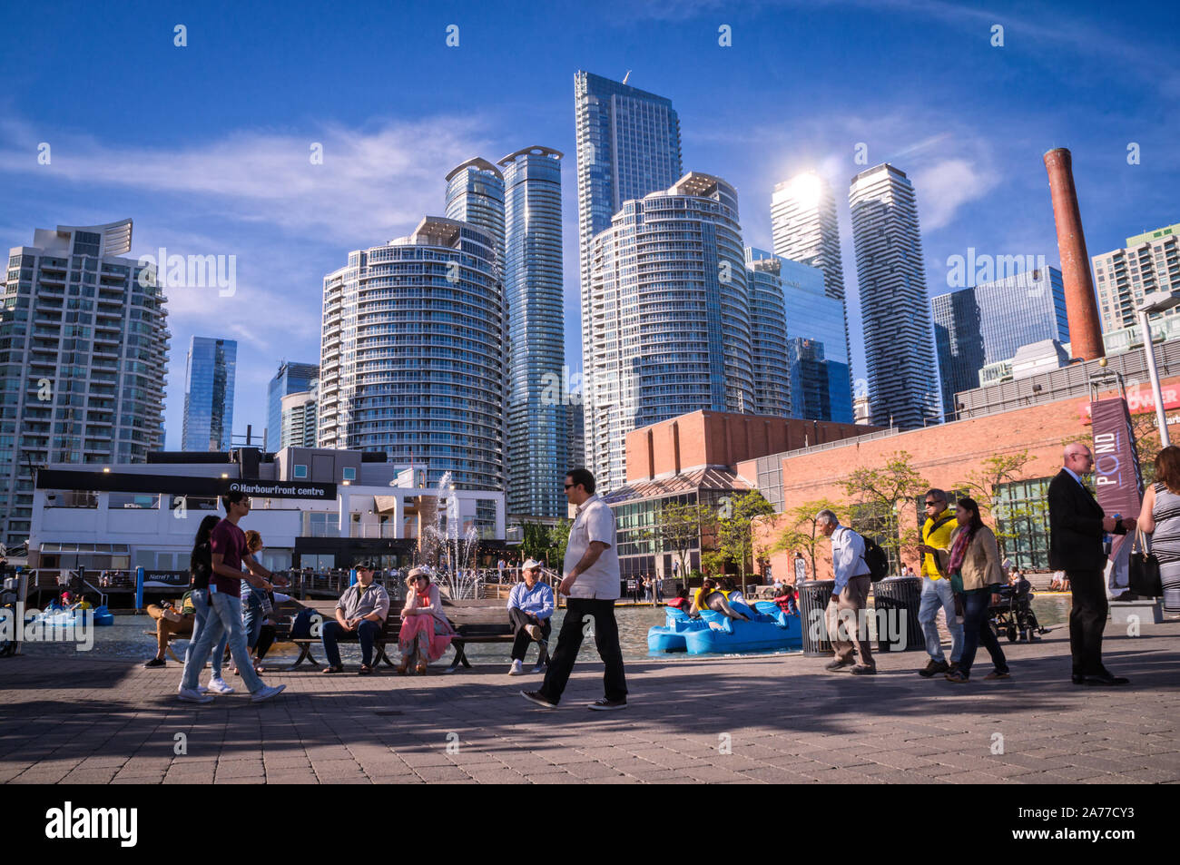 Toronto, Ontario, Kanada - 2019 06 23: Torontonians und Touristen zu Fuß entlang der Promenade in der Harbourfront Toronto vor Hochhäuser Stockfoto