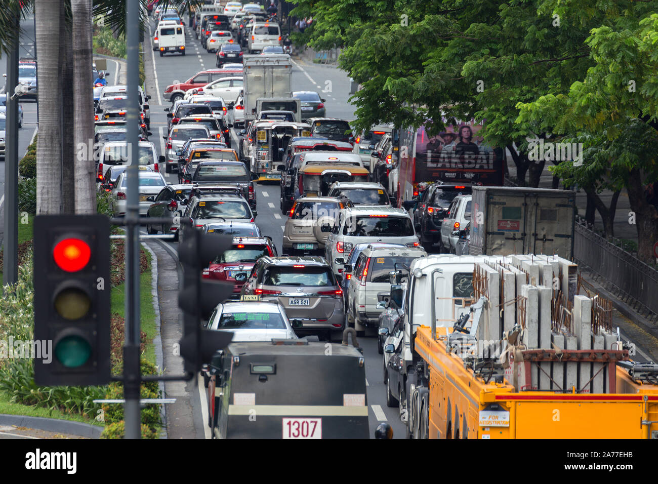 Manila, Philippinen - Juni, 30, 2017: Starker Verkehr, viele Autos auf der Straße von Manila in der rush hour Stockfoto