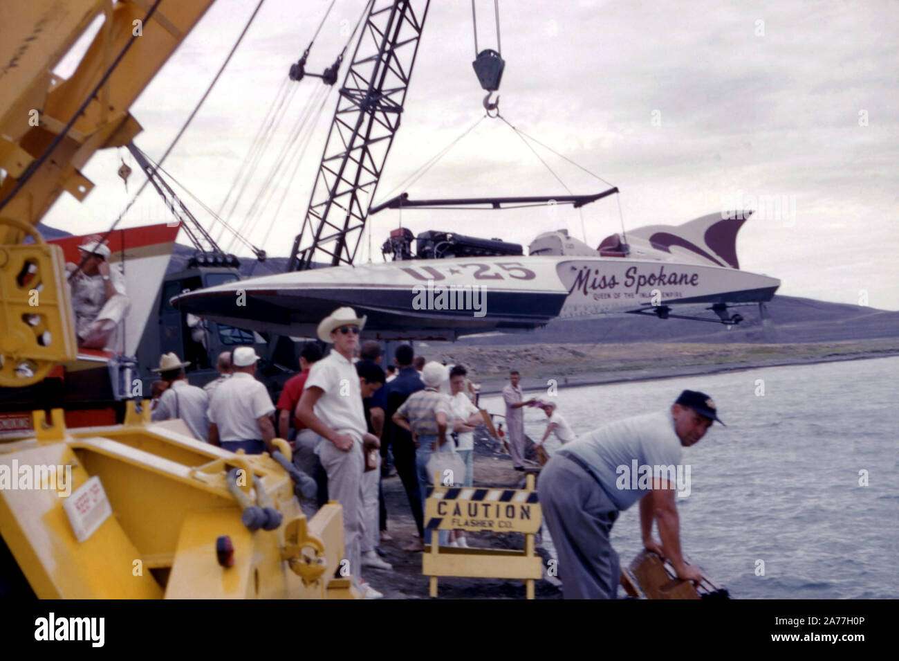 PYRAMID LAKE, NV-AUGUST 1961: Allgemeine Ansicht als eine Gruppe von Menschen Rex's Manchester vermissen Spokane U-25 in das Wasser vor dem Gold Cup Motorboot-rennen ca. August, in Pyramid Lake, Nevada 1961. (Foto von Hy Peskin) Stockfoto