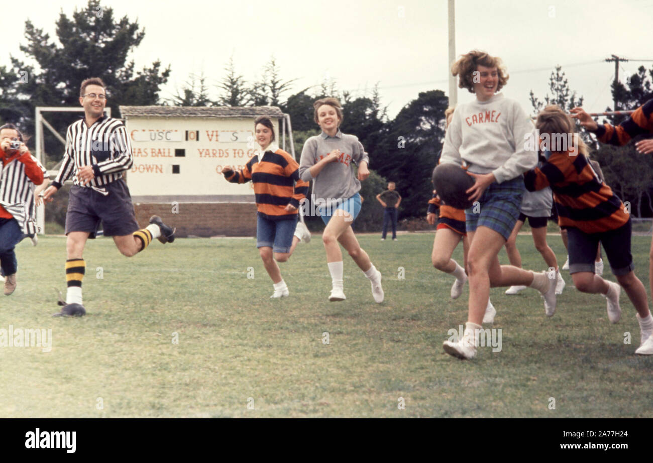 CARMEL, CA - MÄRZ 1961: Nicht identifizierte Frauen Rugby Spieler mit dem Ball laufen während der Rugby Turnier Match ca. März in Carmel, Kalifornien 1961. (Foto von Hy Peskin) (Satz Anzahl: X 7428) Stockfoto