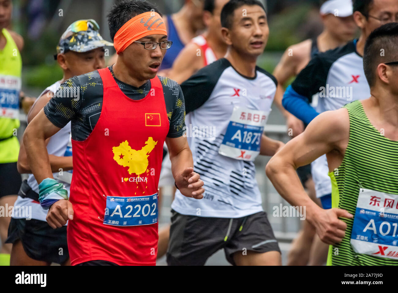 Chengdu, Provinz Sichuan, China - 27.Oktober 2019: Athlet mit einem roten chinesischen T-Shirt an der Chengdu Marathon Stockfoto