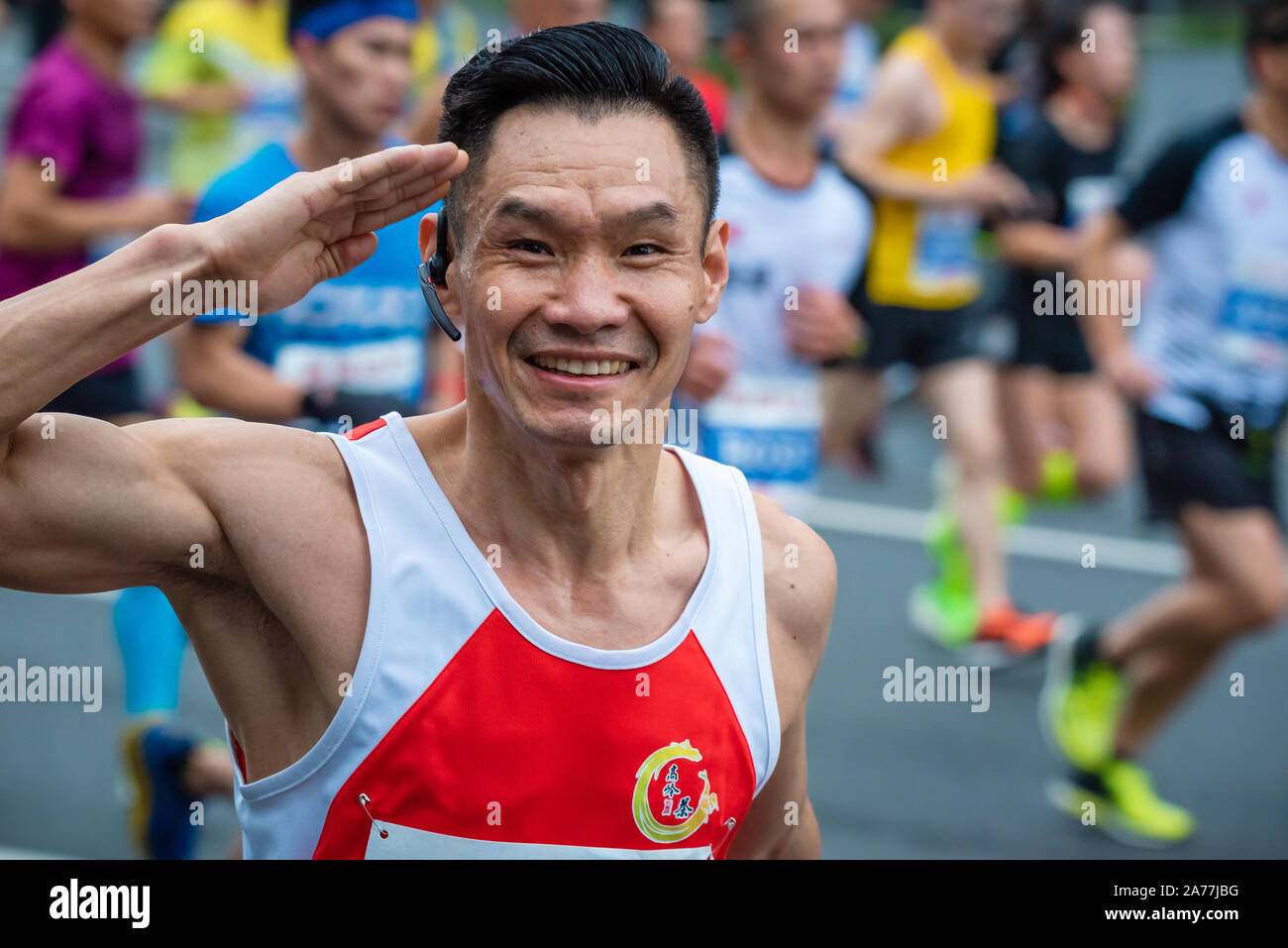 Chengdu, Provinz Sichuan, China - Oct 27, 2019: Chinesische Athlet Salutierte an der Chengdu Marathon Stockfoto