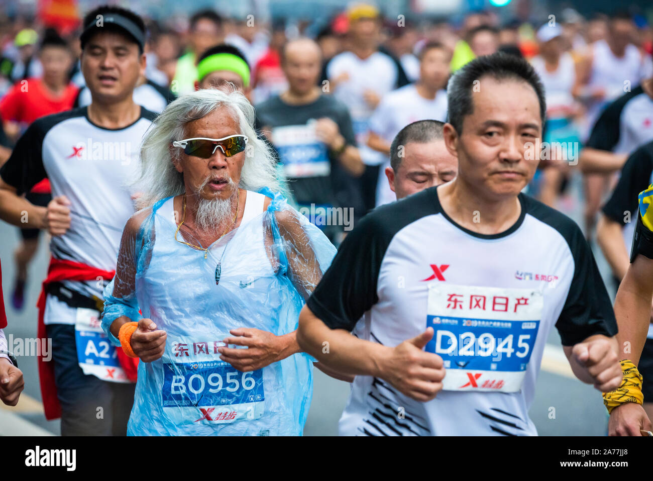 Chengdu, Provinz Sichuan, China - Oct 27, 2019: Ältere chinesische Athleten an der Chengdu Marathon Stockfoto