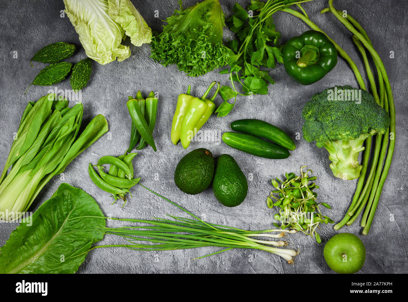 Frische, grüne Früchte und grünes Gemüse gemischt Hintergrund, Ansicht von oben Verschiedene für gesunde Ernährung vegan Kochen/Gesunde Ernährung Auswahl sauber, Essen für Herz Stockfoto