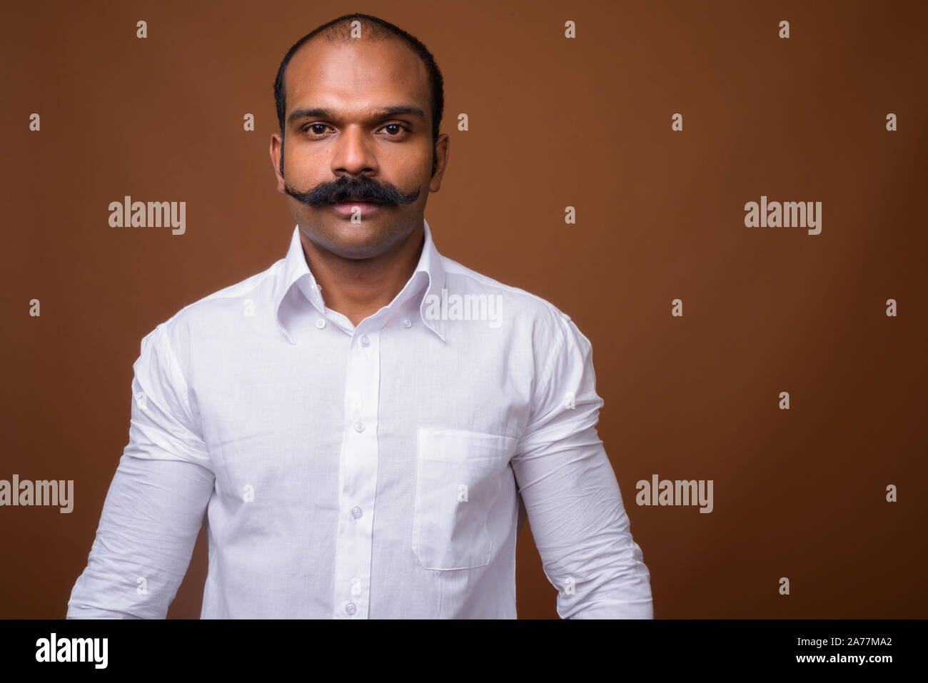 Portrait von indischen Geschäftsmann mit Schnurrbart in Freizeitkleidung Stockfoto