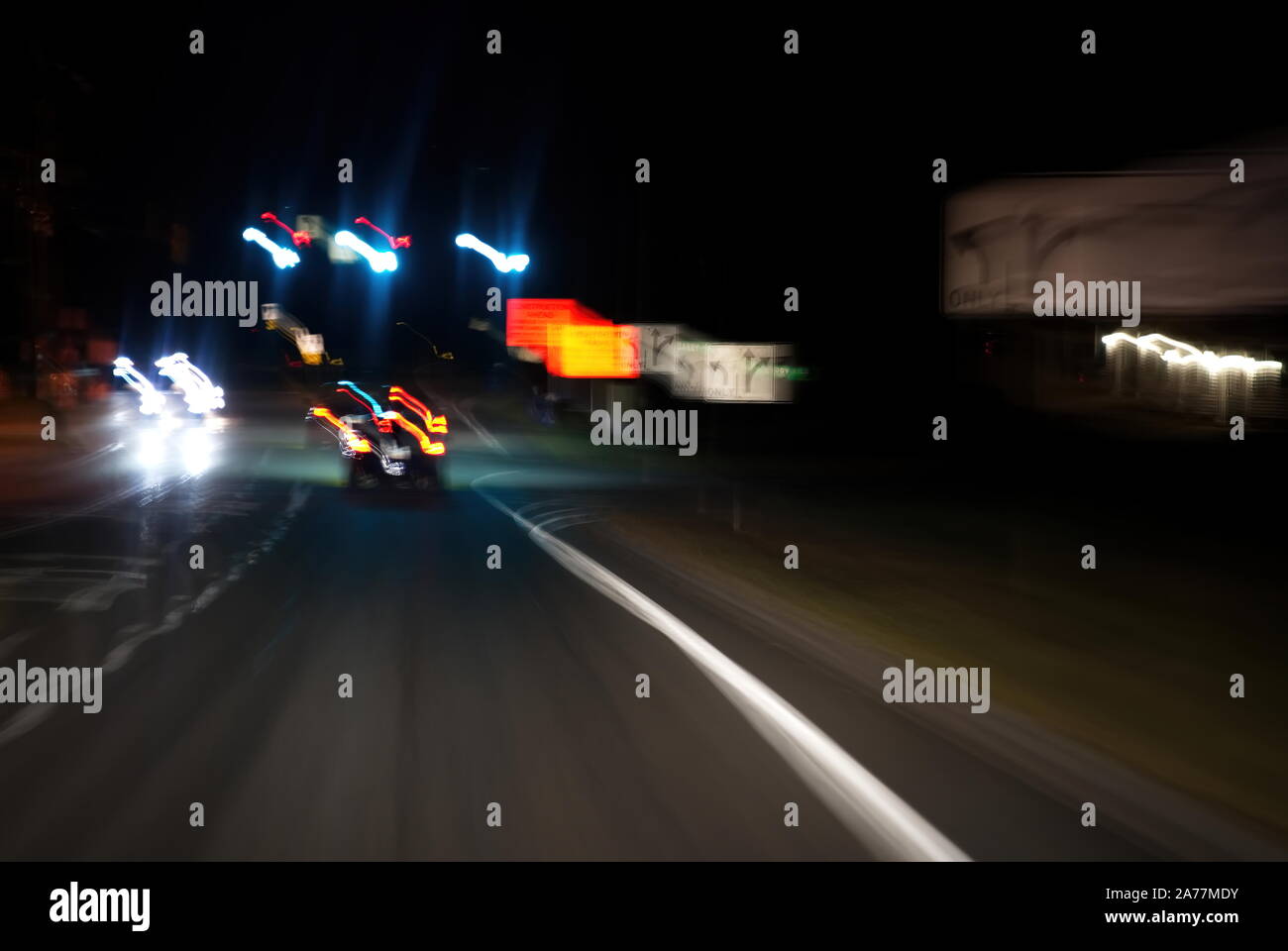 Verzerrtes Bild von der Straße Zeichen wie betrunken gesehen, betäubt, oder schläfrig Drivers. Stockfoto