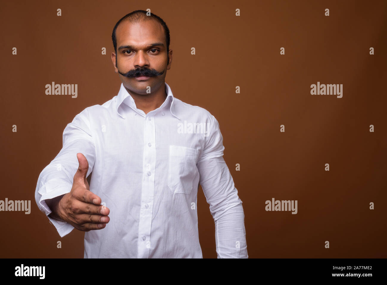 Portrait von indischen Geschäftsmann mit Schnurrbart in Freizeitkleidung Stockfoto