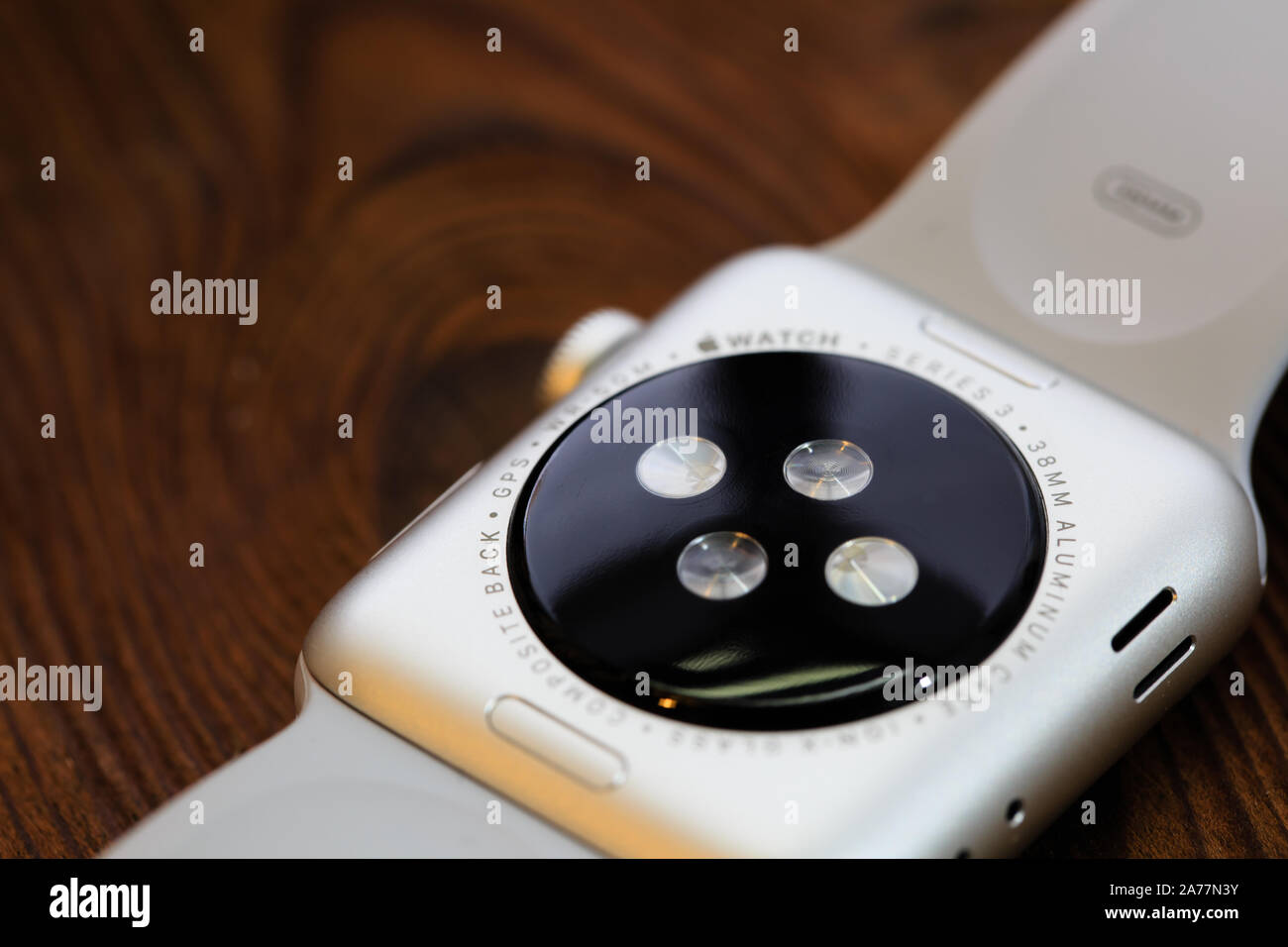 Singapur-12 Feb 2018: Neue Apple Watch Serie 3, der Pulsmesser in Apple Watch Makro anzeigen Stockfoto