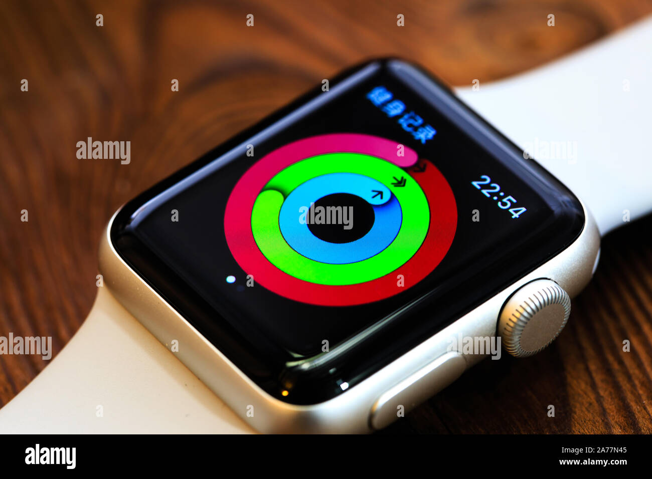 Singapur 12 MAR 2018: Aktivität App auf Apple Watch Makro zu sehen, die chinesische bedeutet Fitness aufzeichnen Stockfoto