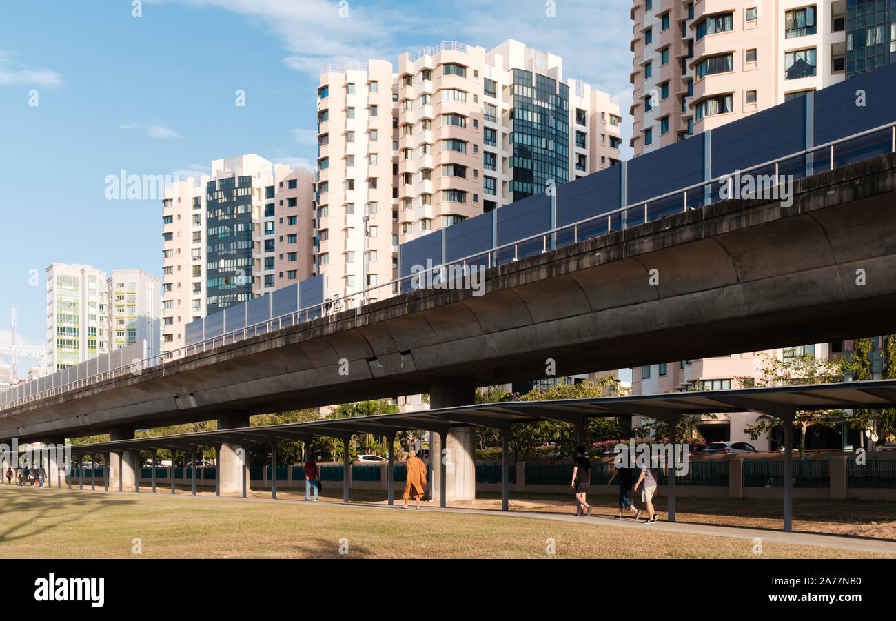 Singapur 24 MAR 2018: ein Transit der u-bahn auf erhöhten Schienen durch eine öffentliche Wohnanlage. Singapurs U-Bahn ist die älteste U-Bahn System in Sou Stockfoto