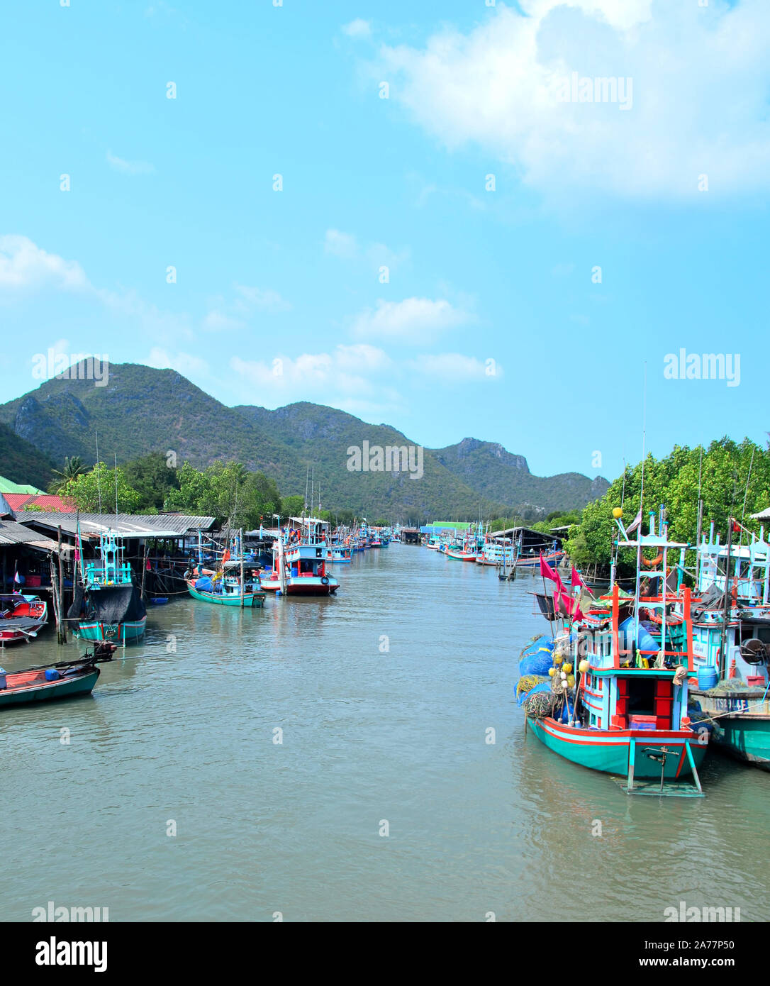 Angeln Boote aufgereiht in der Klong bei Sam Roi Yot Prachuap Khiri Khan Thailand Stockfoto