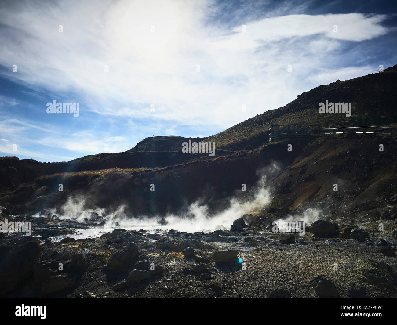 Dampf aus einem geothermischen heißer Frühling in der herrlichen Landschaft von Krýsuvík Stockfoto