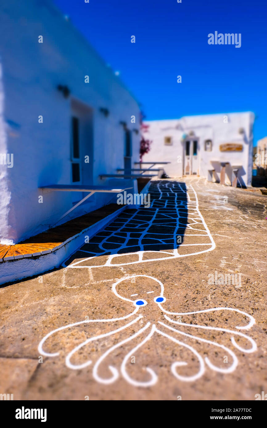 Straße in der Nähe des Hafens. Naoussa Dorf. Die Insel Paros. Kykladen Inseln. Griechenland. Stockfoto