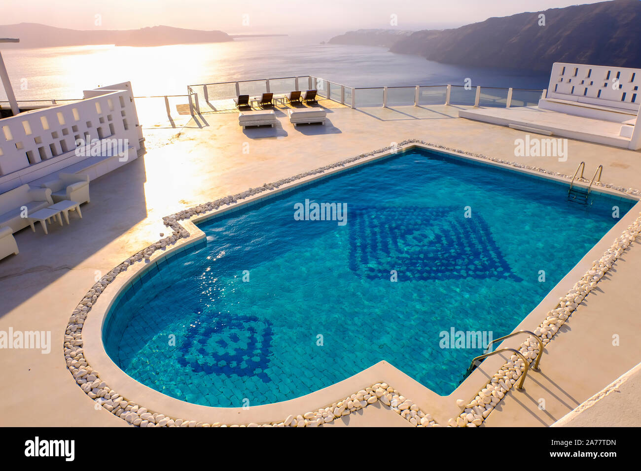 Schwimmbad in einem Hotel. Imerovigli. Die Insel Santorini. Kykladen Inseln. Griechenland. Stockfoto