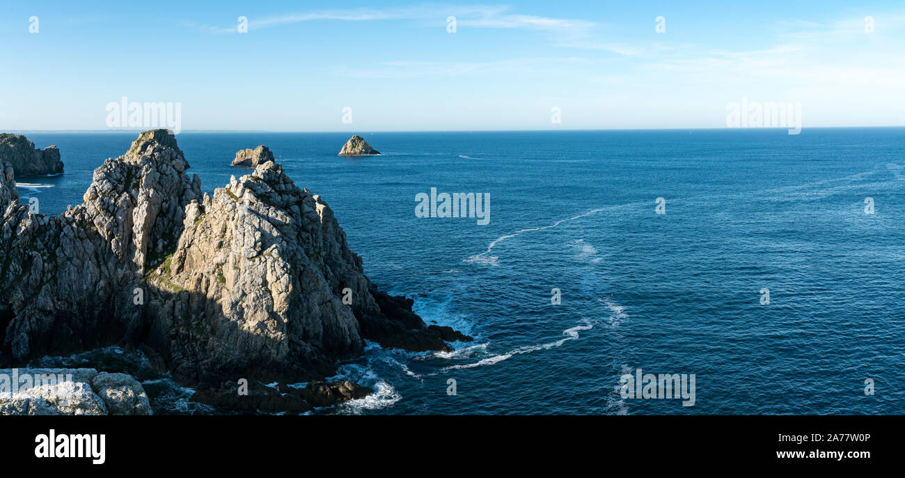 Ein Panorama der wilde Felsige und zerklüftete Klippen und Dark Blue Ocean Stockfoto