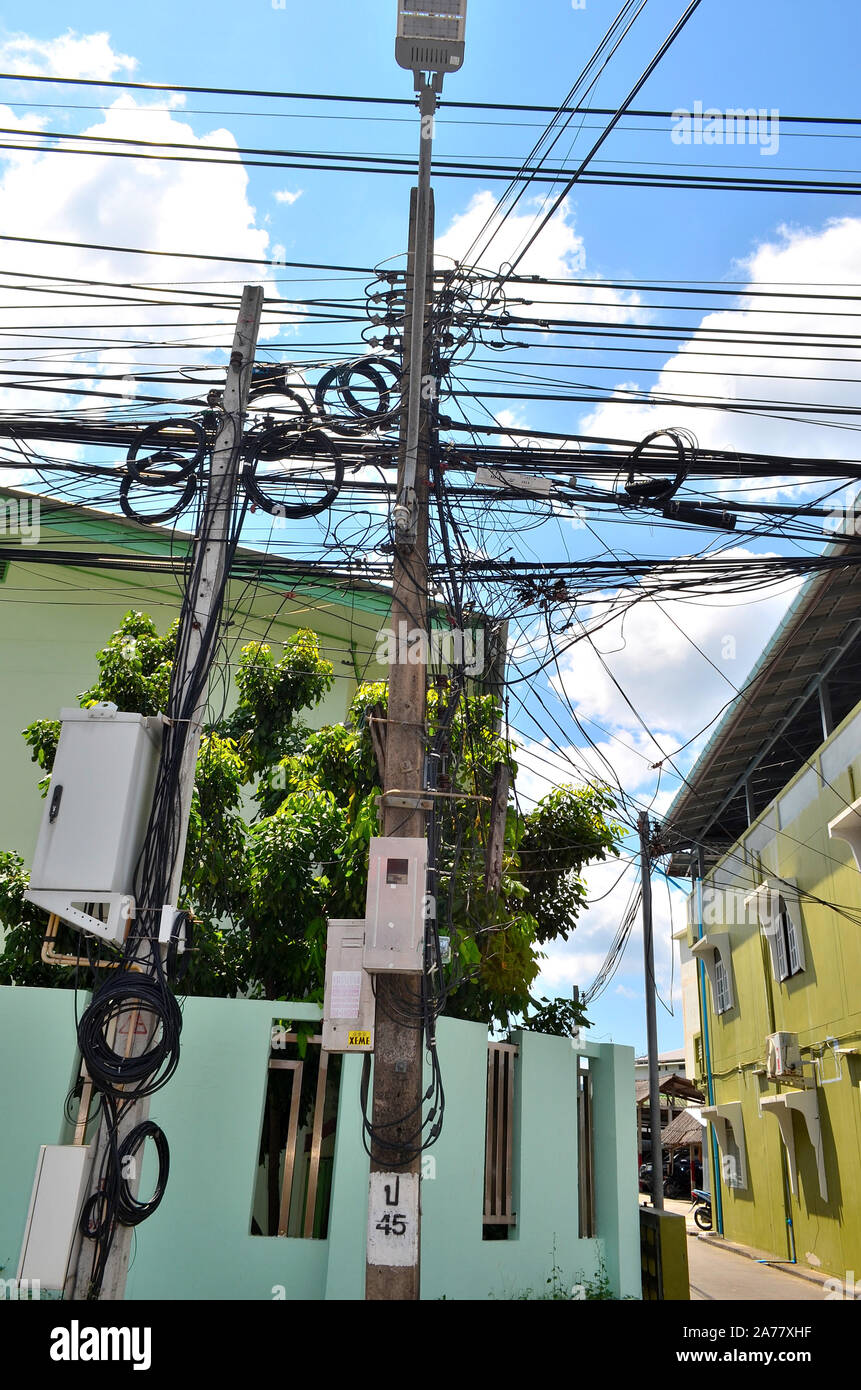 Elektrische Verkabelung auf einem Strommast in Phuket Thailand Asien Stockfoto