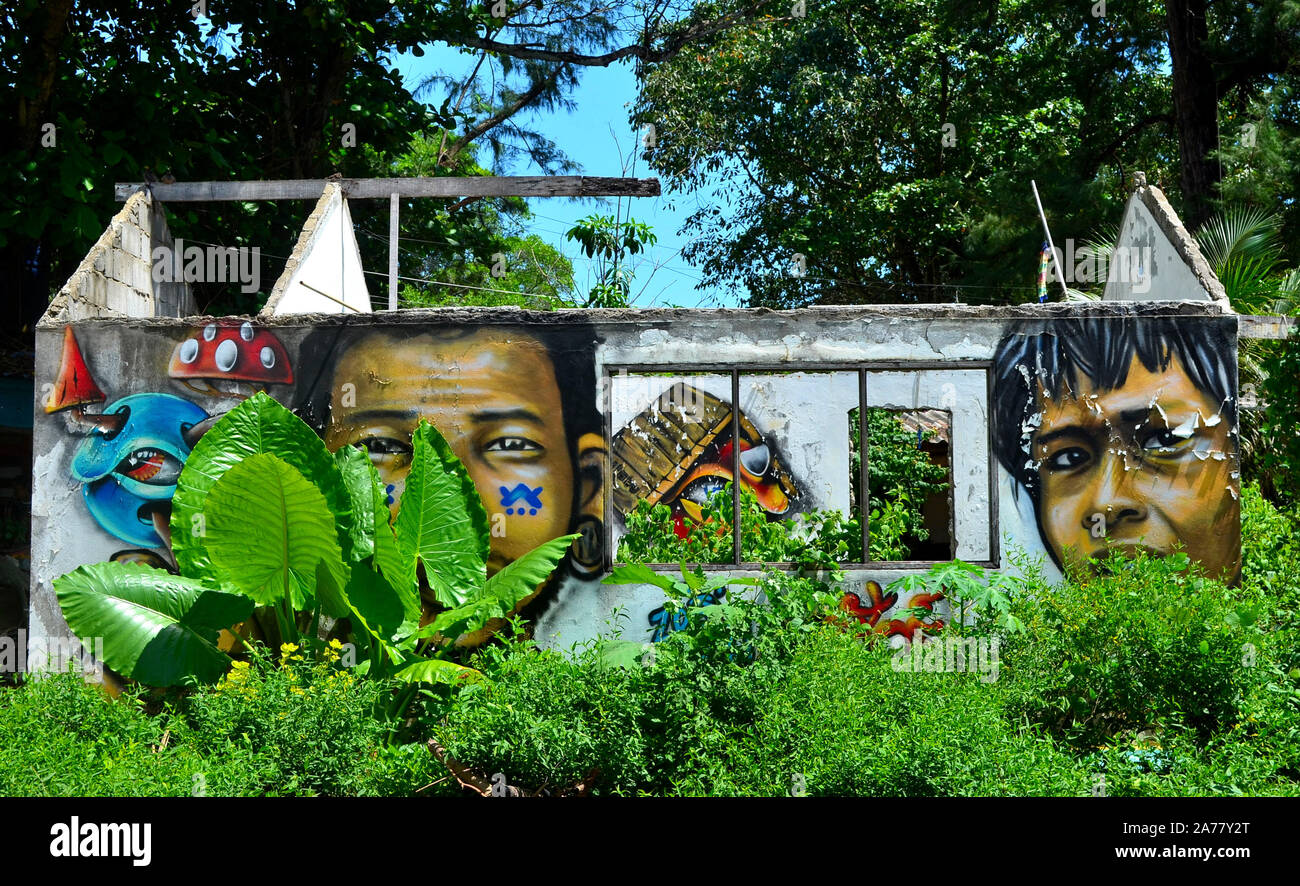 Kunst arbeiten an und alten Gefallen weggeworfen Haus im Gebüsch in der Nähe des Strand Bangtao Phuket Thailand Asien lackiert Stockfoto