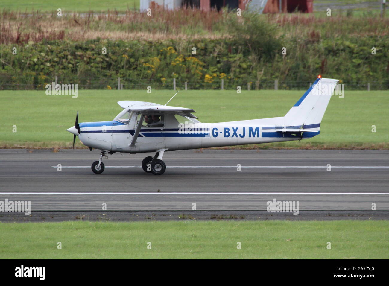 G-BXJM, ein privat geführtes Cessna 152, am Internationalen Flughafen Prestwick, Ayrshire. Stockfoto