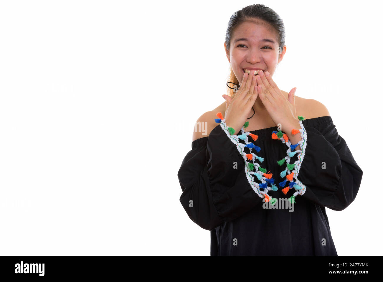 Studio geschossen von jungen asiatischen Frau gegen weißen Hintergrund Stockfoto