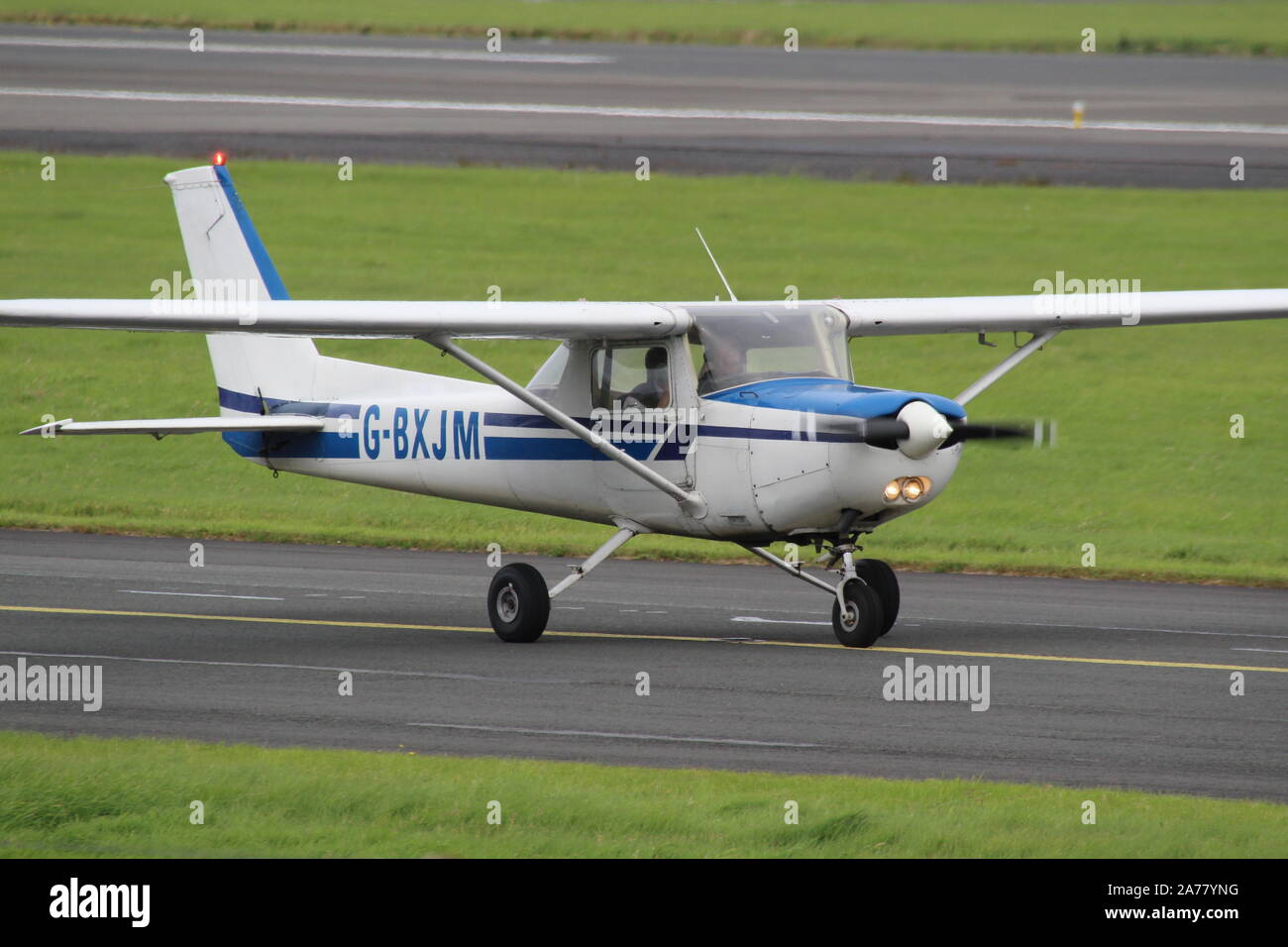 G-BXJM, ein privat geführtes Cessna 152, am Internationalen Flughafen Prestwick, Ayrshire. Stockfoto